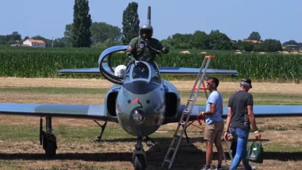 2022年6月26日 意大利帕多瓦 一名飞行员从一架仍戴着头盔和氧气面罩的小型训练喷气式飞机上下来 近视正面视图视频 Soko Galeb前南斯拉夫空军 — 图库视频影像