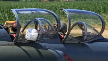 Padua, İtalya 26 Haziran 2022 Askeri pilotlar emniyet kemerlerini bağlayıp kask takarak hafif bir uçakla uçmaya hazırlanıyorlar. Yakın çekim görüntüsü. Soko G-2 Galeb eski Yugoslav Hava Kuvvetleri