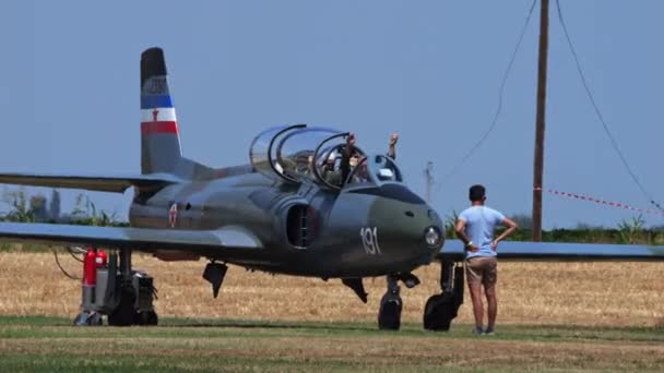 意大利帕多瓦 2022年6月26日战斗机喷气式发动机从外部电源开始 准备在一个有草条的偏远国家机场起飞 Soko Galeb前南斯拉夫空军 — 图库视频影像