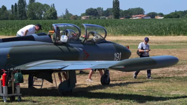 パドヴァ イタリアJune 2022冷戦時代の共産主義者ユーゴスラビアのジェット機は 芝生滑走路で離陸する準備をしています ソコG 2ガレブ ユーゴスラビア セルビア空軍 — ストック動画