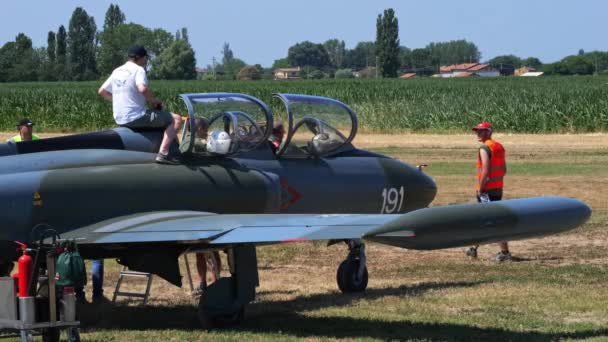 Padova Giugno 2022 Piloti Piccolo Jet Combattimento Leggero Preparazione Decollo — Video Stock