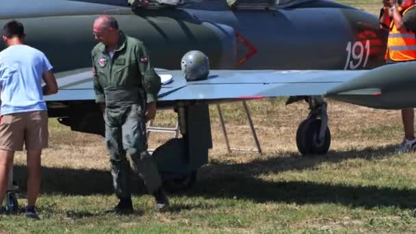 Padua Italien Juni 2022 Militär Pilot Förbereder Sig För Flygning — Stockvideo