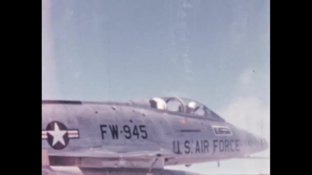 从军事飞行员的角度来看 两架美国空军战斗机在云层中共同飞行 罕见的高质量数字化和恢复的历史镜头 美国1950年代北美 — 图库视频影像