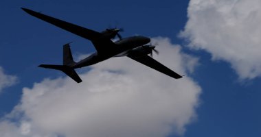 Konya Türkiye, 29 Haziran 2022. Askeri İHA. Mavi gökyüzüne ve bulutlara karşı kara dramatik bir şekil. Baykar Bayraktar Akinci Türk Hava Kuvvetleri İHA 'sı