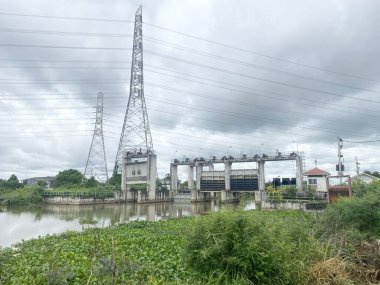 Baraj suyu Tayland 'daki Chachoengsao' da tarım için saklanıyor.