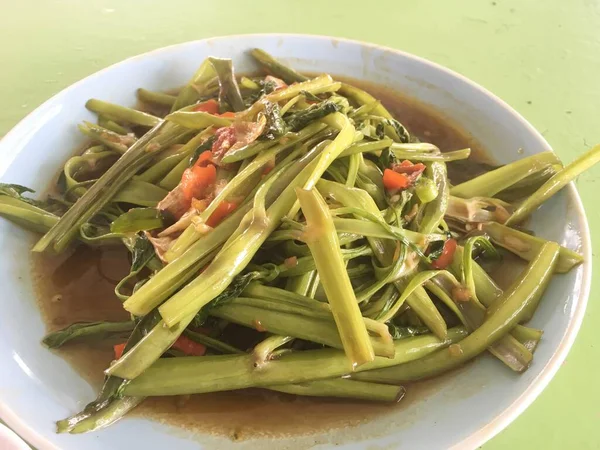 炒中国早晨荣耀或水菠菜 — 图库照片