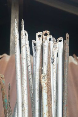 Yerdeki demir iskeleler.