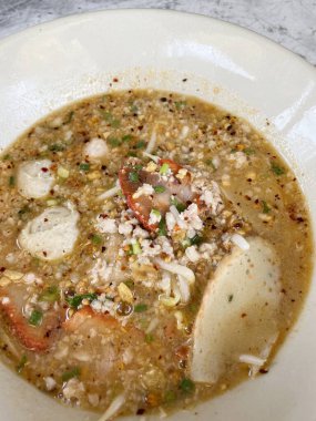 Tom yum şehriyesini kapat.