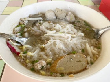 Masadaki Tom Lezzetli Erişteyi kapat.