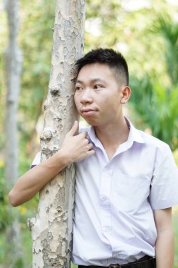 Doğa bahçesinde yakışıklı bir adam var.