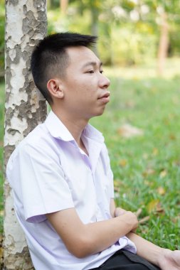 Doğa bahçesinde yakışıklı bir adam var.