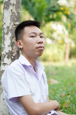 Doğa bahçesinde yakışıklı bir adam var.