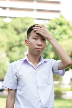 Doğa bahçesinde yakışıklı bir adam var.