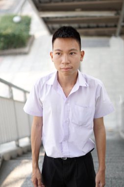 Taylandlı üniformalı öğrenciyi kapatın.