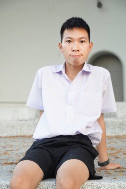 Taylandlı üniformalı öğrenciyi kapatın.