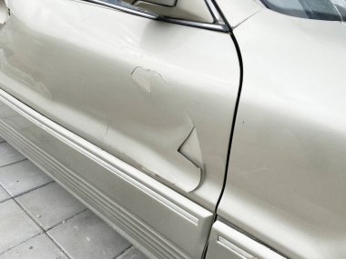 Araba kazası ya da araba kazasındaki hasarlı bir sürücü kapısının detaylarını kapat.