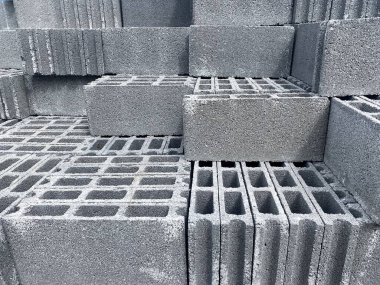 İnşaat alanında tuğla duvar dokusuna sahip turuncu tuğla yığını, yapı malzemesi.