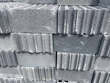 İnşaat alanında tuğla duvar dokusuna sahip turuncu tuğla yığını, yapı malzemesi.