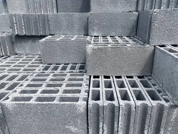 İnşaat alanında tuğla duvar dokusuna sahip turuncu tuğla yığını, yapı malzemesi.