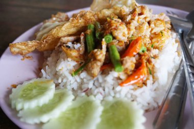 Kızarmış domuz eti ve fasulye ve acı biber ezmesi ve sıcak pirinç üzerine yumurta.