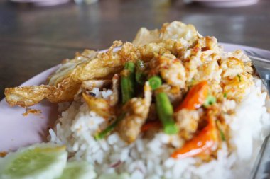 Kızarmış domuz eti ve fasulye ve acı biber ezmesi ve sıcak pirinç üzerine yumurta.