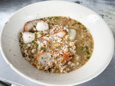 Tom yum şehriyesini kapat.