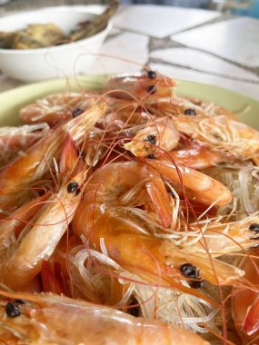 Masada kaynatılmış karidesi kapat.