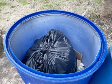 Plastik kutunun üzerinde siyah çanta