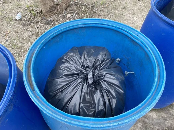 Czarna Torba Plastikowym Koszu — Zdjęcie stockowe