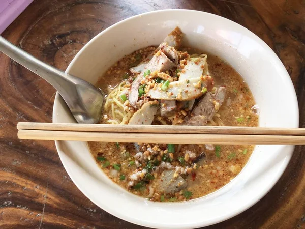 Masada lezzetli erişte var.