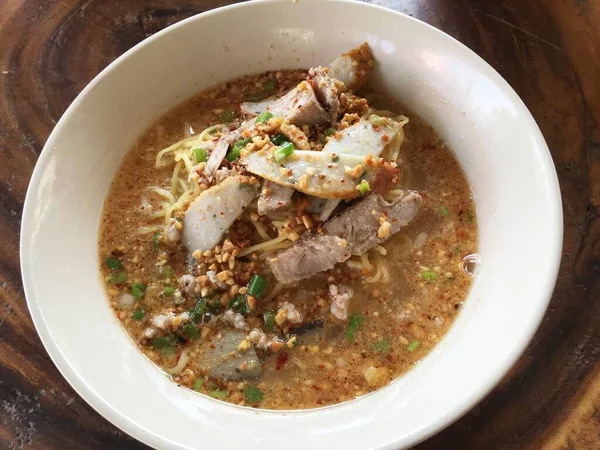 Masada lezzetli erişte var.