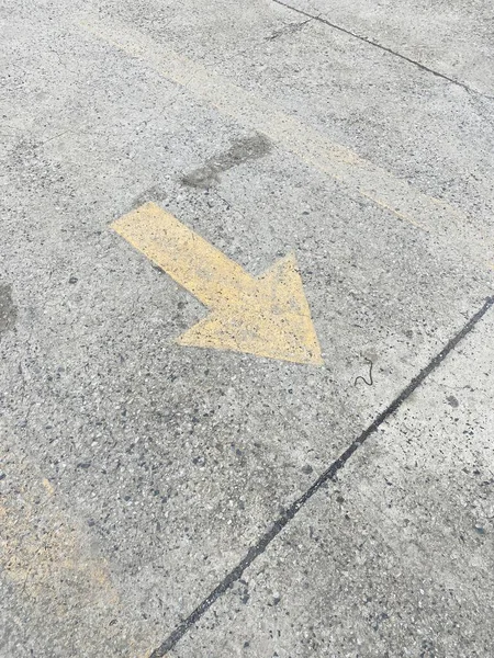 道路上的箭和黄色 — 图库照片