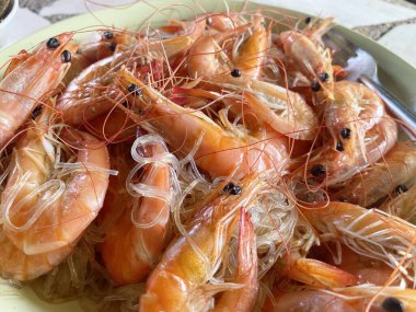 Masada kaynatılmış karidesi kapat.