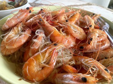 Masada kaynatılmış karidesi kapat.