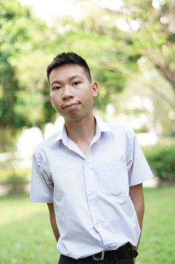 Doğa bahçesinde yakışıklı bir adam var.