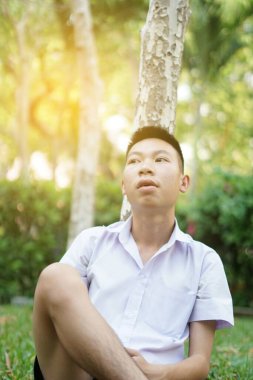 Doğa bahçesinde yakışıklı bir adam var.