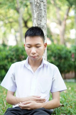 Doğa bahçesinde yakışıklı bir adam var.