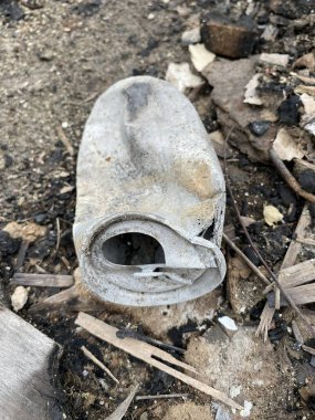 Yerdeki paslı teneke