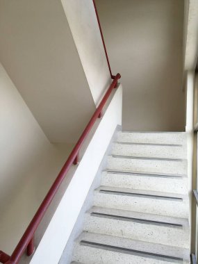 Binadaki merdivenleri kapatın.