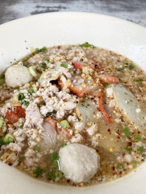 Tom yum şehriyesini kapat.