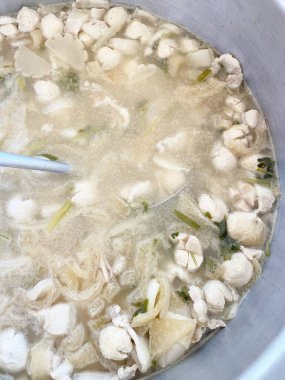 Domuz çorbasını sıcak tencereye koy.