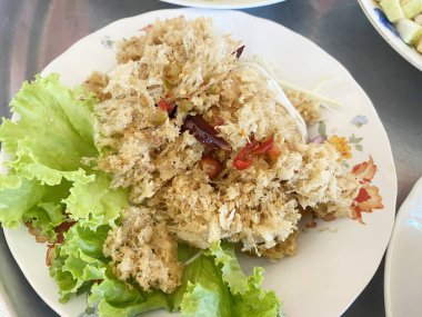 Çıtır Kedi Balığı Gevreği Salatası