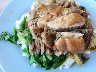 Pirinç soslu domuz eti.