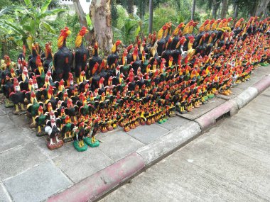 Bahçede süslenmiş renkli tavuk modelleri. Tayland