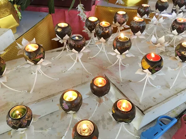 泰国公共庙宇中的泰式蜡烛 — 图库照片