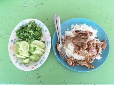 Sarımsaklı Biberli Kızarmış Domuz