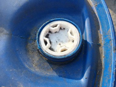 Plastik tankın kapağını kapat