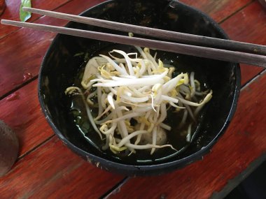 Hindistan cevizi kabuğunda kanlı şehriye