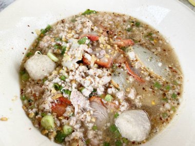 Masadaki Tom Lezzetli Erişteyi kapat.