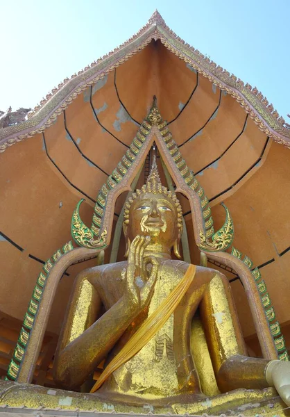 Bezárni Arany Buddha Szobor Wathumsua Kanchanaburi Amphur Taamuang Kanchanaburi Thaiföld — Stock Fotó